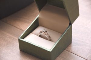婚約指輪はどこで売れる？相場や高く売るためのポイントを解説！