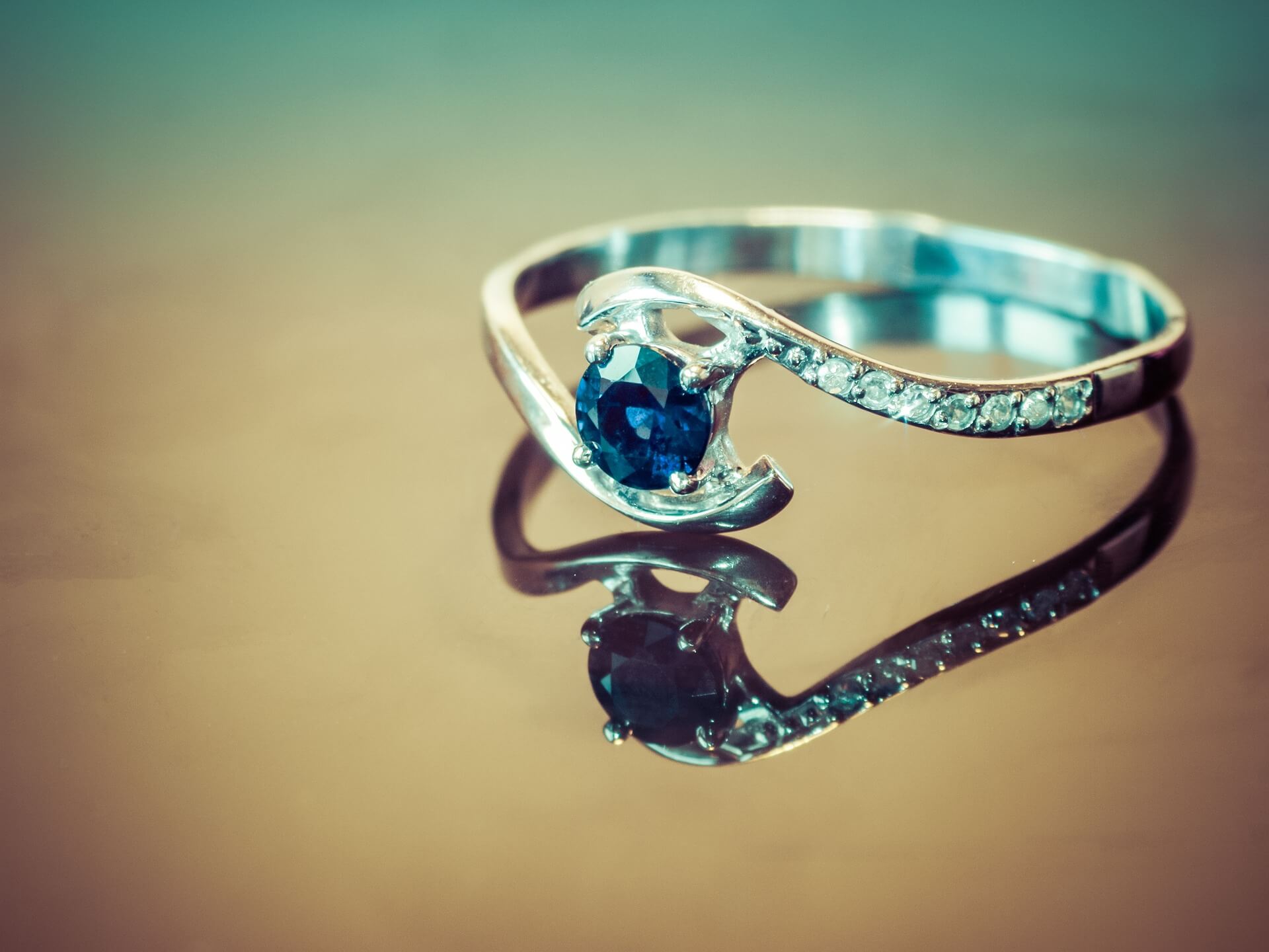 高貴な宝石】サファイア指輪の価値を決めるポイントと買うときの